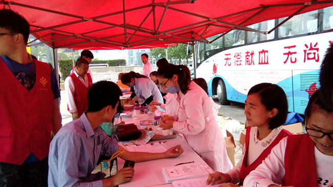 医院与市红十字中心血站举办公益活动